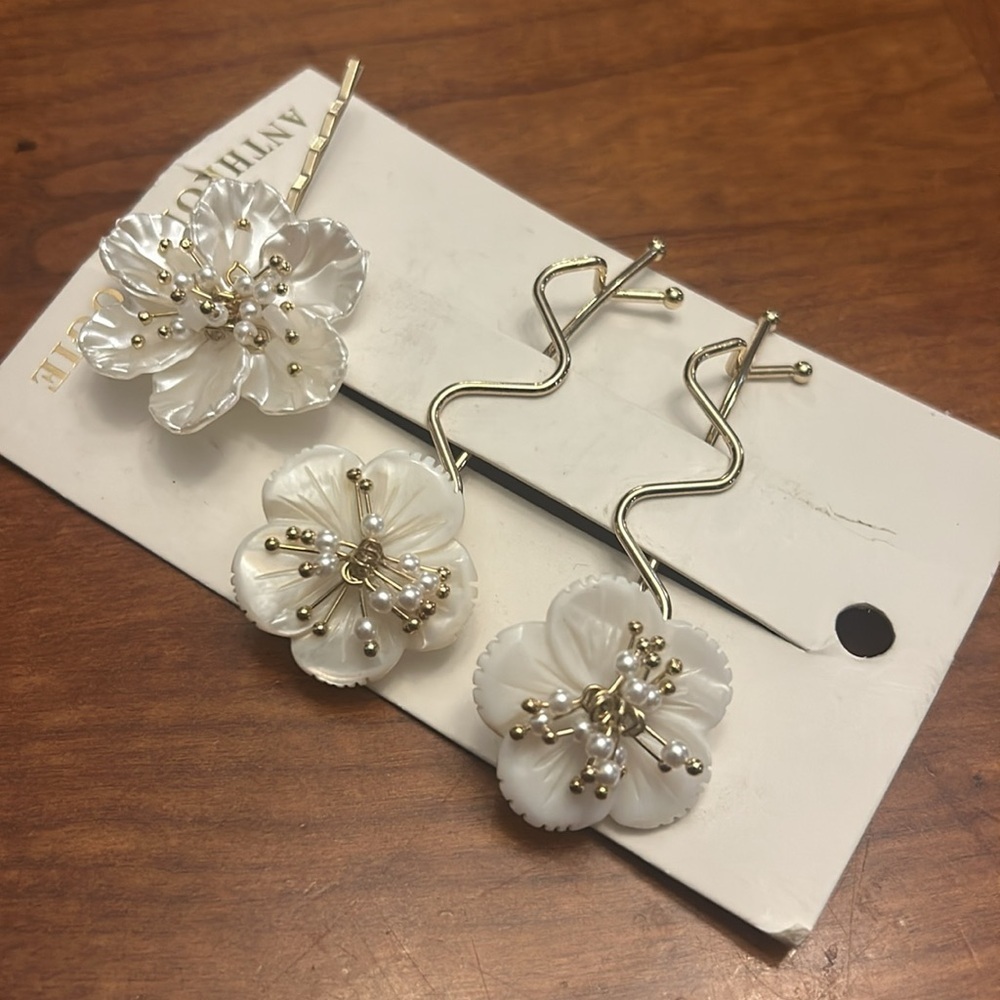 Anthropologie Hair Pins Set of 3 Pearl Flower Decorative Gold Bobby Pins NEW - Picture 2 of 2